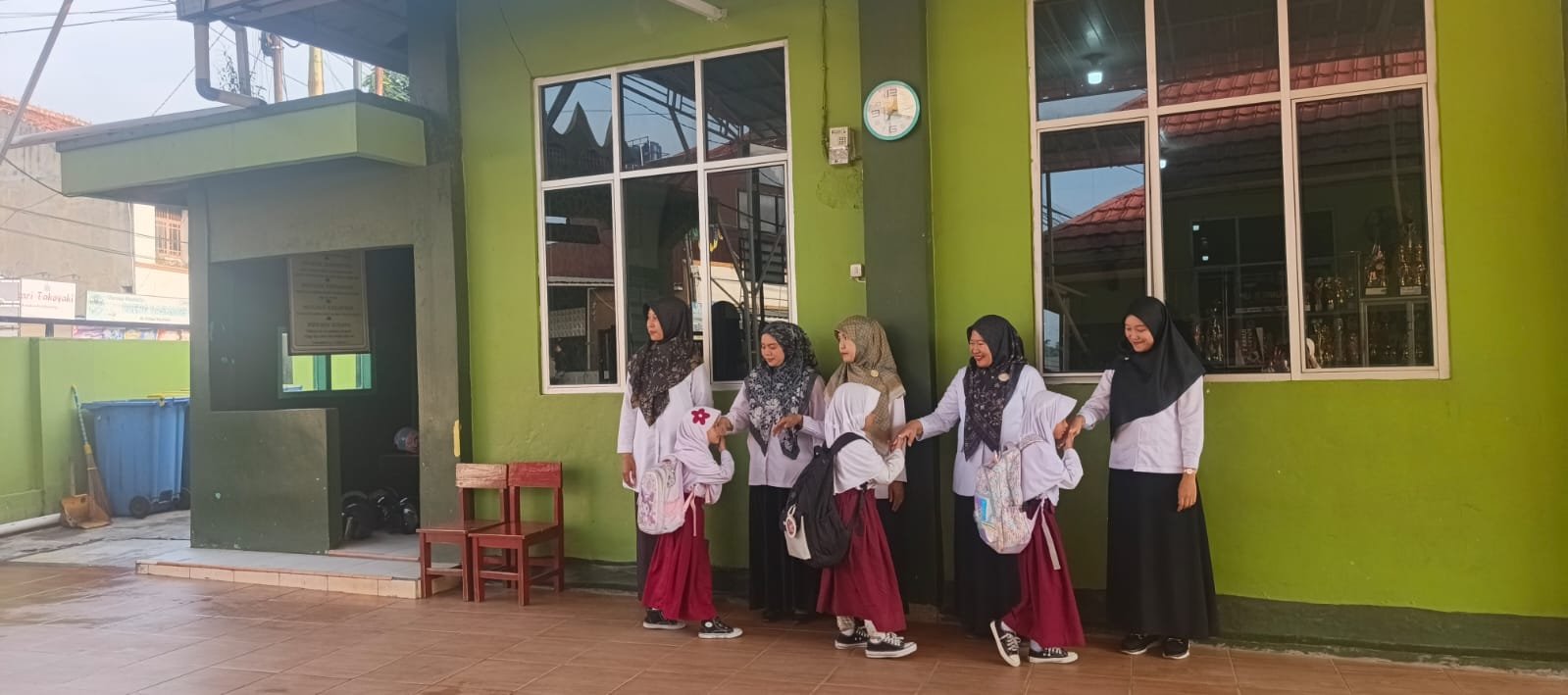  Menyambut Siswa
